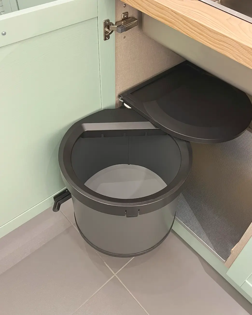 Sink Unit with Comfort Round Waste Bin
